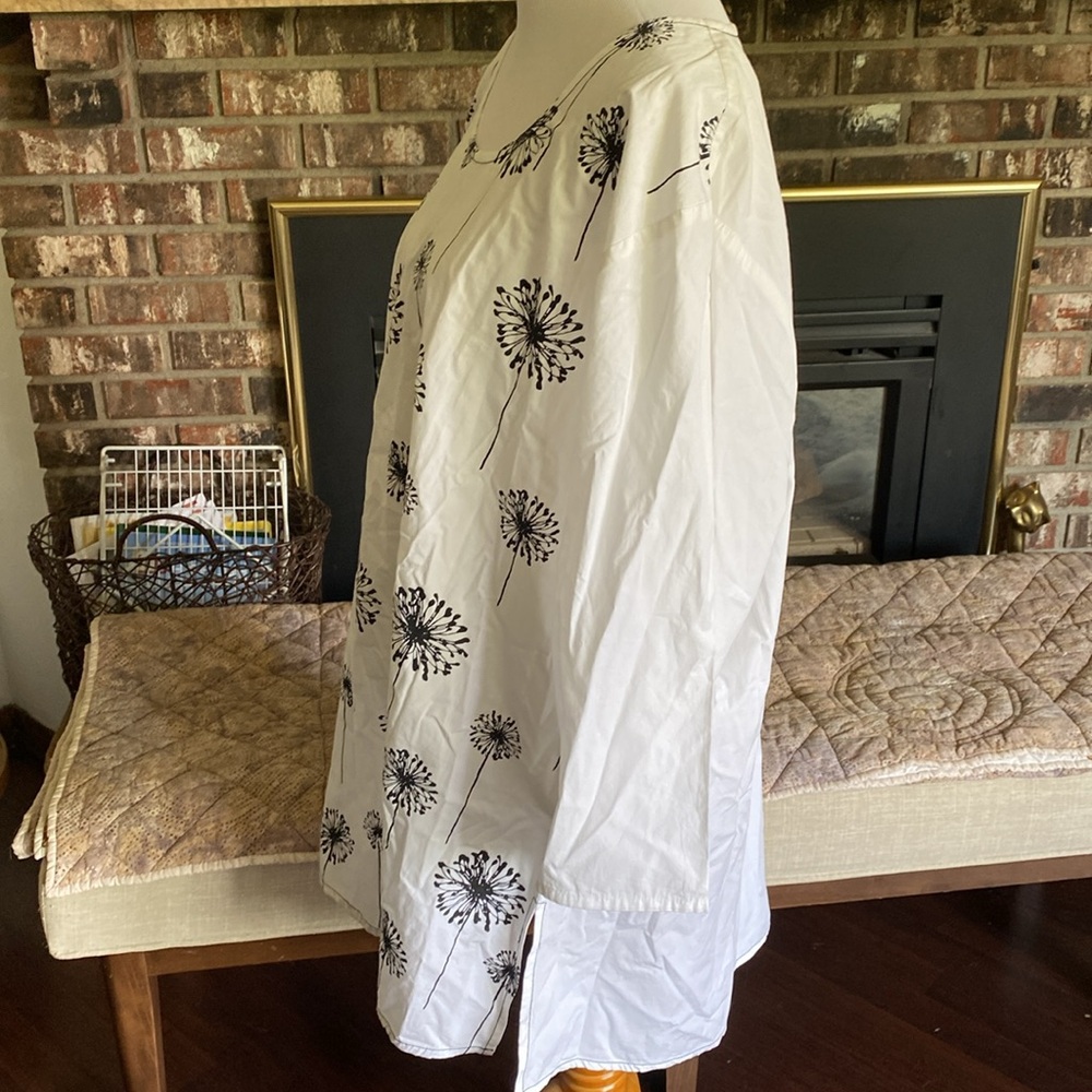 SNAPDRAGON & TWIG Floral Print White and Black Women's Top/dress. Long loose fit - Picture 4 of 9